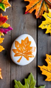 25 Cozy Autumn Leaf Painted Rock Ideas for Fall Decor: Easy DIY Crafts ...